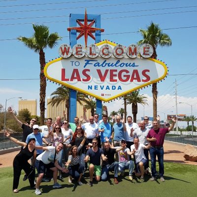 Gruppenfoto vor Las Vegas Schild bei der Unternehmerreise 2017