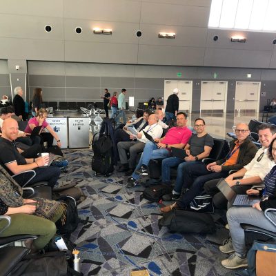 Gruppenfoto im Flughafen